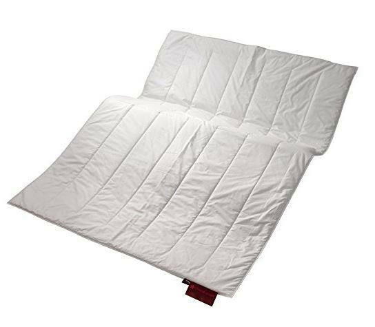 Centa Star Royal Ultra-Leicht Weiße, ultra-leichte Bettdecke in Draufsicht, gefaltet mit sichtbaren Nähten.