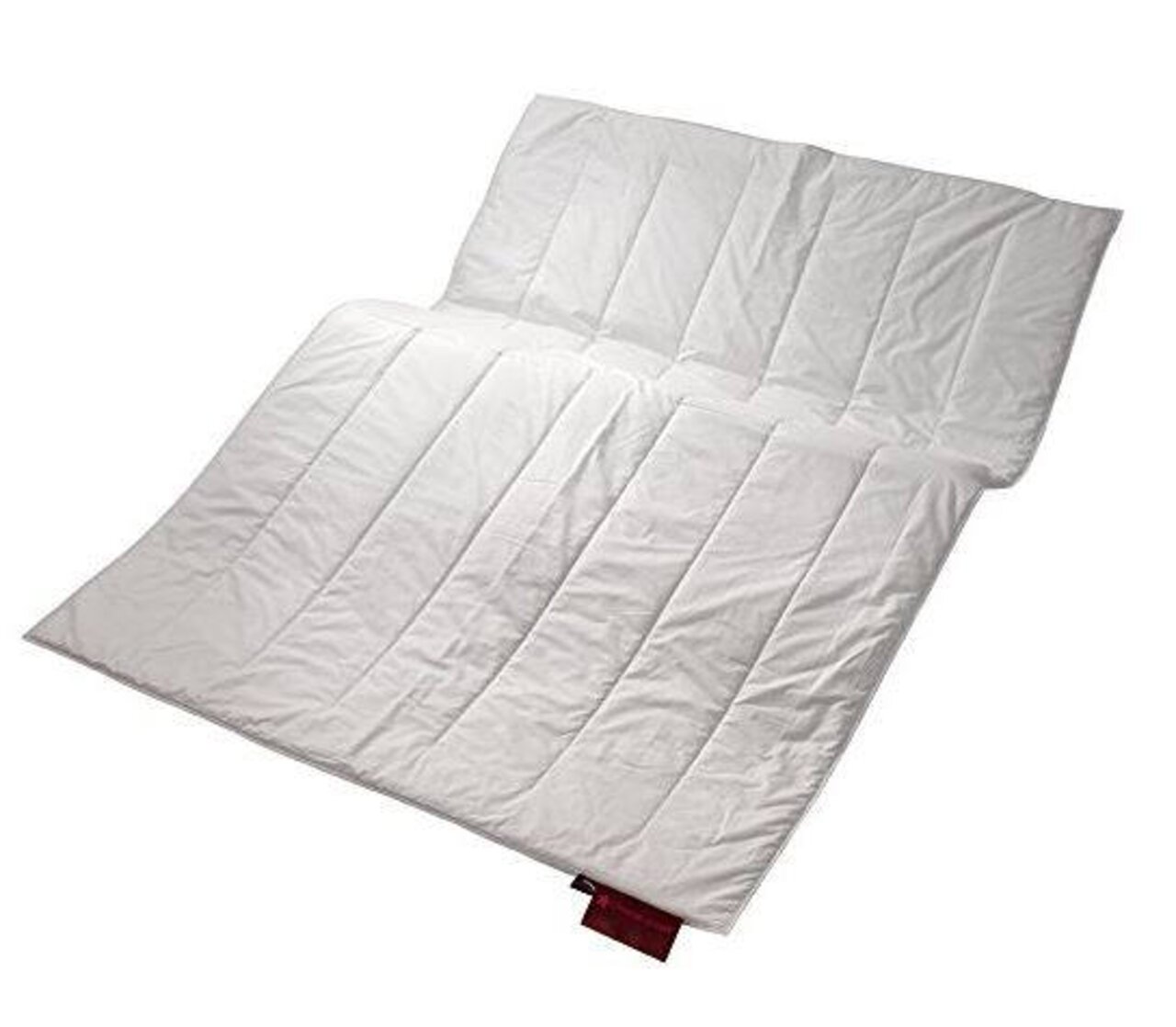 Centa Star Royal Ultra-Leicht Weiße, ultra-leichte Bettdecke in Draufsicht, gefaltet mit sichtbaren Nähten.