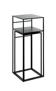 Schwarzer, minimalistischer Beistelltisch mit zwei quadratischen Ablageflächen und offenem Metallrahmen, freigestellt auf weißem Hintergrund, in leichter Schrägansicht von vorne (3/4-Perspektive)