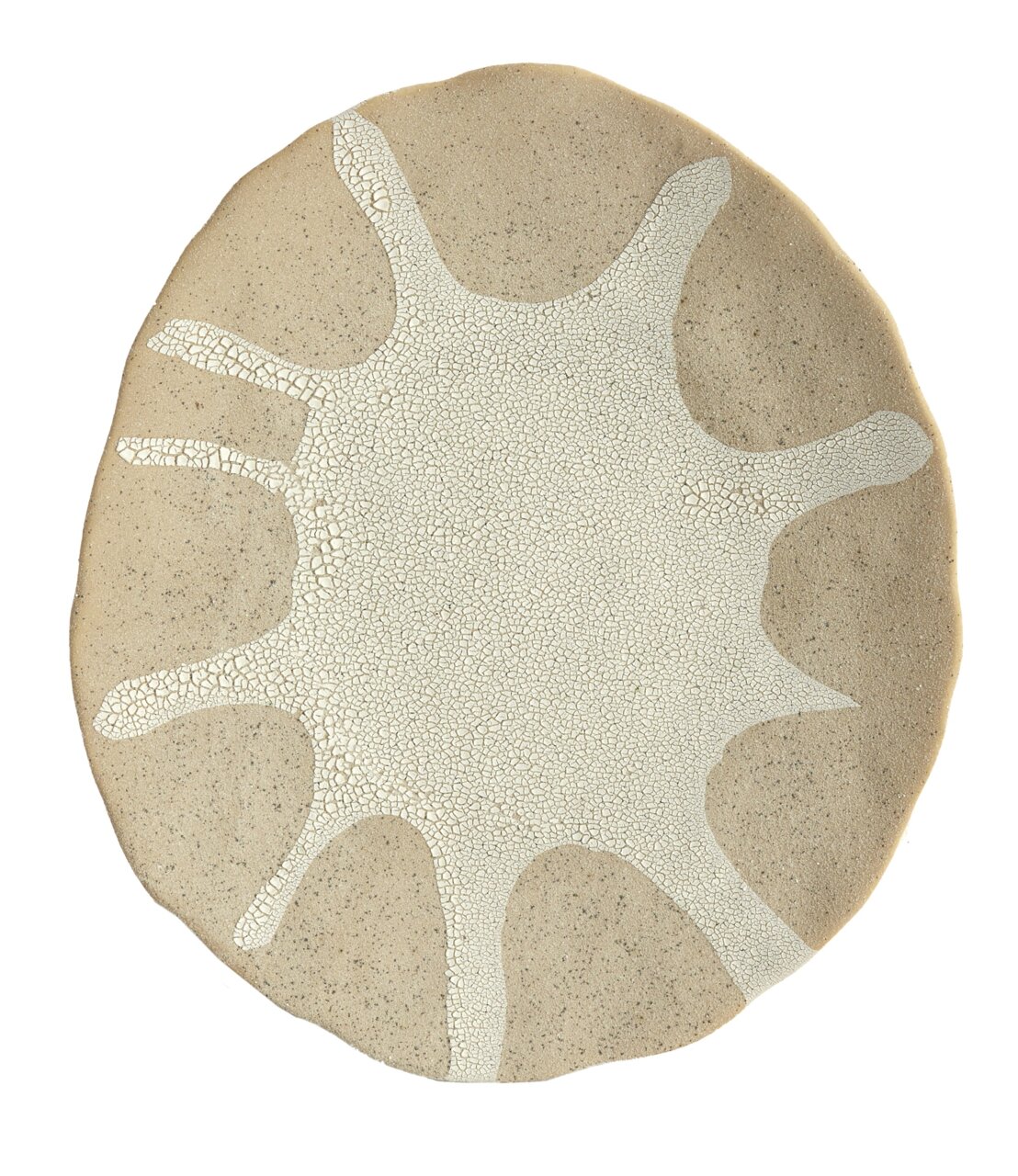 Runder, handgefertigt wirkender Keramikteller in Beige mit weißer, rissiger Glasur in organischem Sonnen-/Korallenmuster, Draufsicht (Top-Down) auf weißem Hintergrund