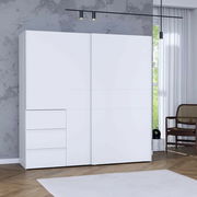 Moderner weißer Schwebetürenschrank mit drei Schubladen, frontal fotografiert in einem stilvoll eingerichteten Raum.