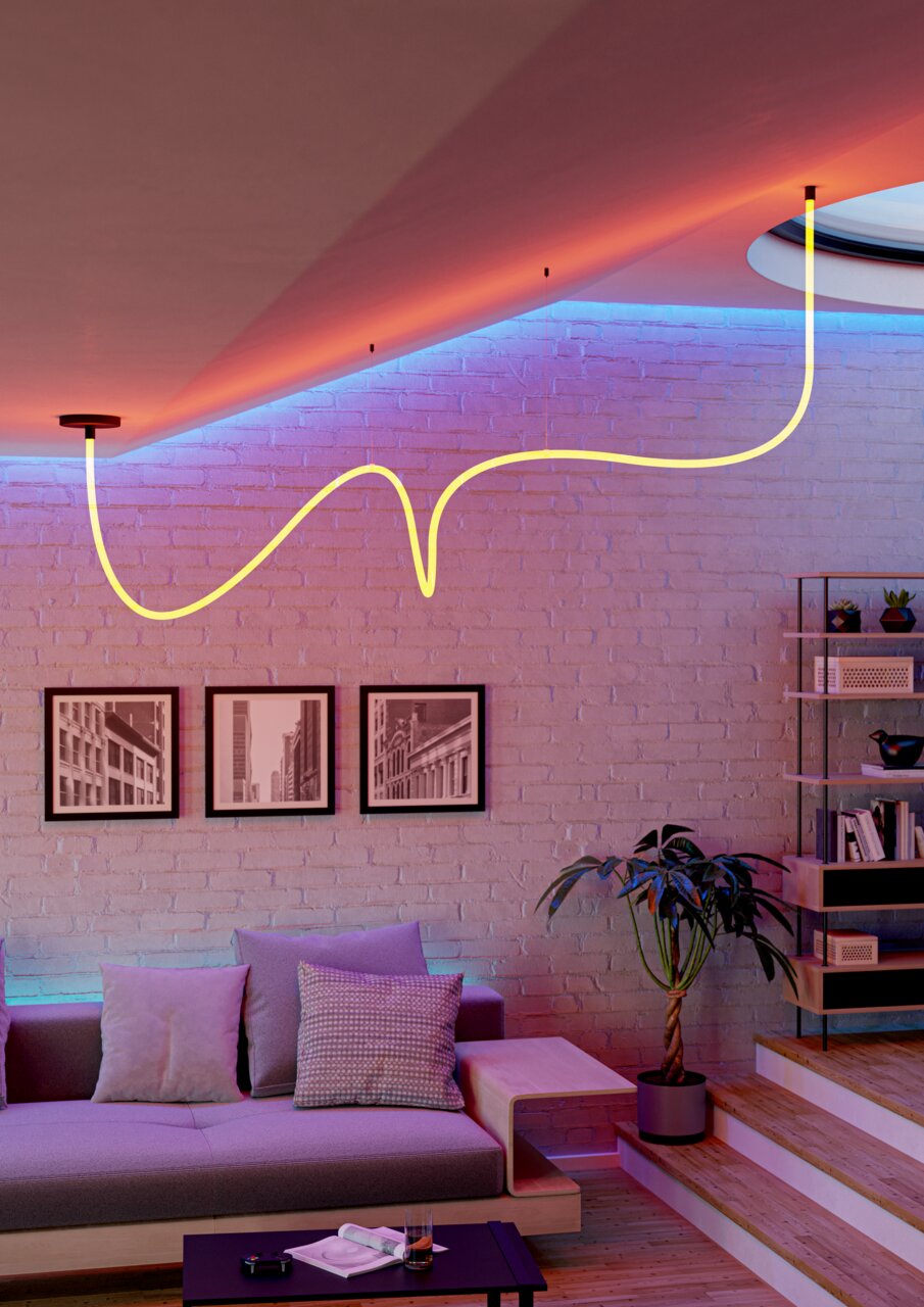 Een led-lichtslinger in een moderne woonkamer, aan het plafond bevestigd en in een gebogen lijn, met uitzicht op een gezellige zithoek en decoratieve verlichting.