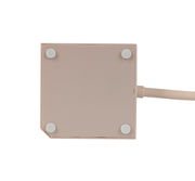 Ansicht von unten eines Steckdosenwürfels mit vier runden Füßen und einem angeschlossenen Kabel.