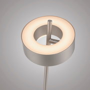 Moderne Stehleuchte Q-ROTATE von Paul Neuhaus in silberner Optik, von oben betrachtet, mit rundem, leuchtendem Lampenschirm.