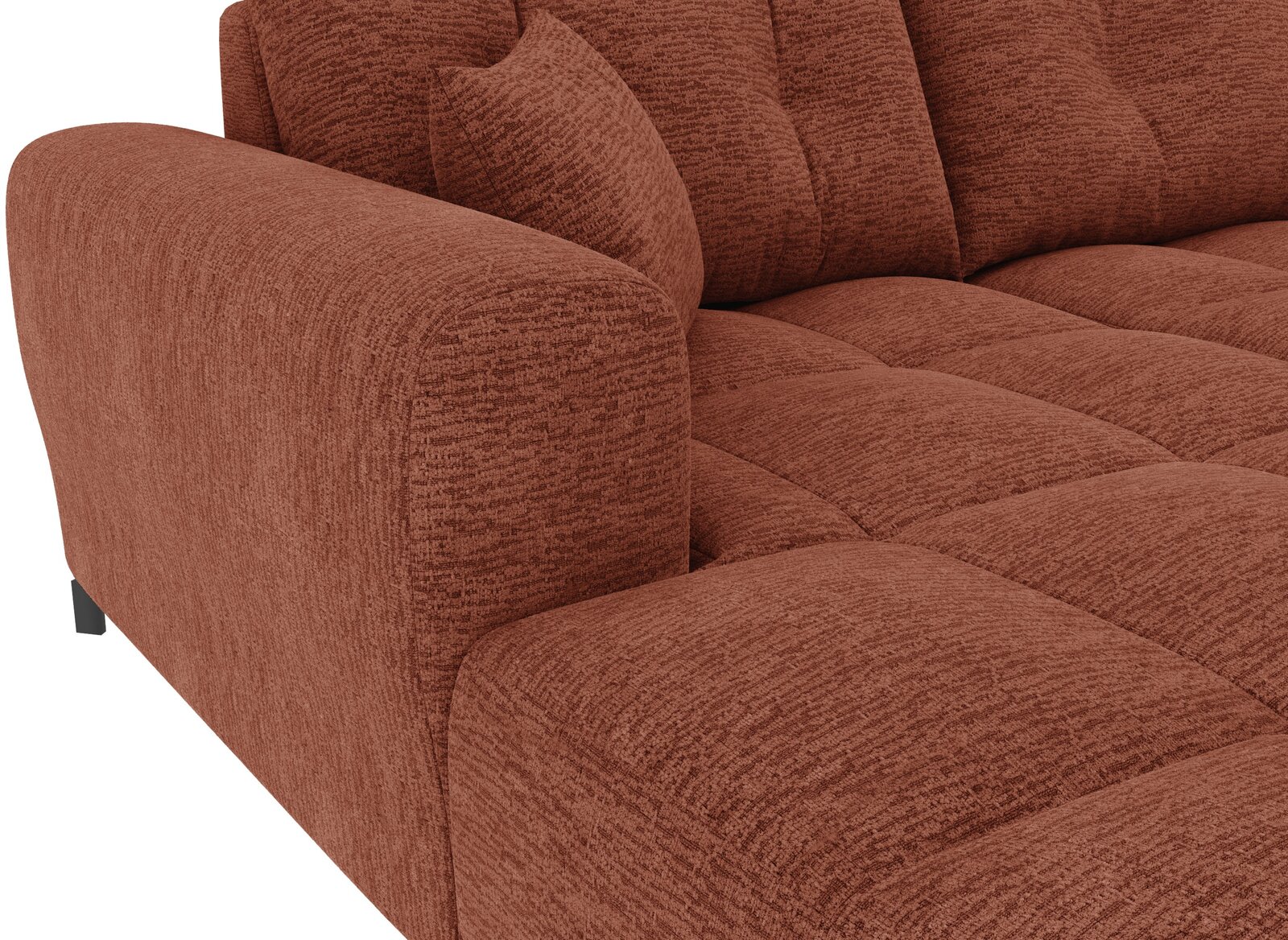 Nahaufnahme eines rostbraunen, gepolsterten Sofas mit strukturierter Stoffoberfläche, breiter Armlehne und gesteppter Sitzfläche; Perspektive: schräg von vorne links