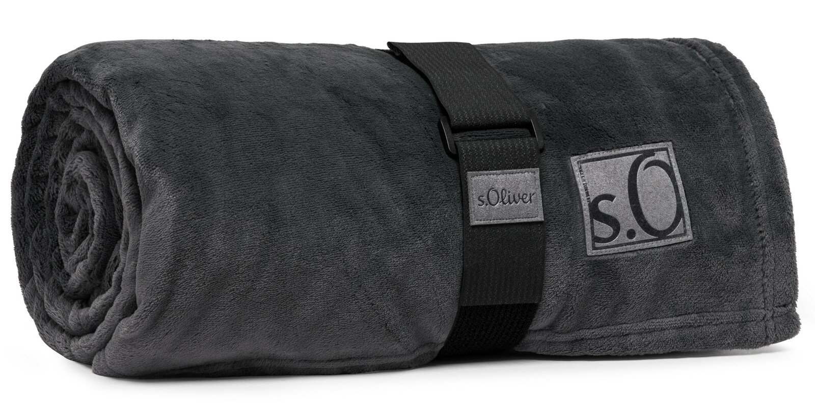 Graue, zusammengerollte Kuscheldecke von s.Oliver mit schwarzem Tragegurt, seitliche Perspektive