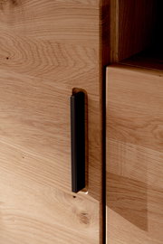 Nahaufnahme eines Highboards aus Holz mit schwarzem Griff, seitliche Perspektive