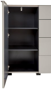 Offener Schrank mit dunklem Innenraum und zwei Einlegeböden, rechts angrenzende graue Schubladenfront, frontal in leichter Seitenansicht von links fotografiert