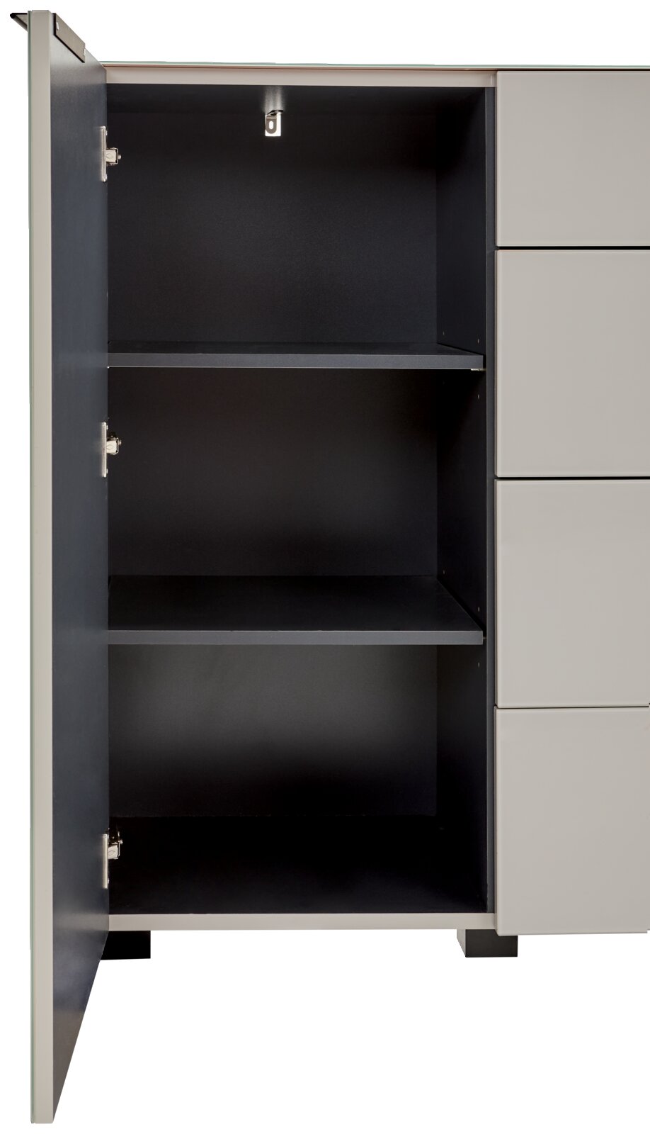 Offener Schrank mit dunklem Innenraum und zwei Einlegeböden, rechts angrenzende graue Schubladenfront, frontal in leichter Seitenansicht von links fotografiert
