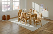 Esszimmer mit sechs Holzstühlen und einem Holztisch, seitliche Perspektive