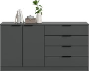 Dunkelgraues Sideboard mit zwei Türen links und vier Schubladen rechts, flacher Deckplatte und schwarzen Griffleisten, frontal aus der Vorderansicht auf weißem Hintergrund, dekoriert mit Büchern, Dose und Vase mit Pflanze.