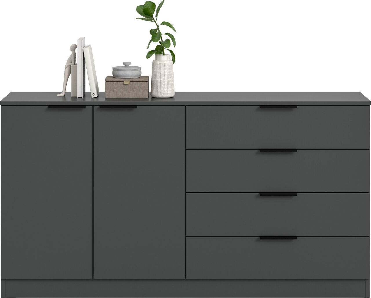 Dunkelgraues Sideboard mit zwei Türen links und vier Schubladen rechts, flacher Deckplatte und schwarzen Griffleisten, frontal aus der Vorderansicht auf weißem Hintergrund, dekoriert mit Büchern, Dose und Vase mit Pflanze.