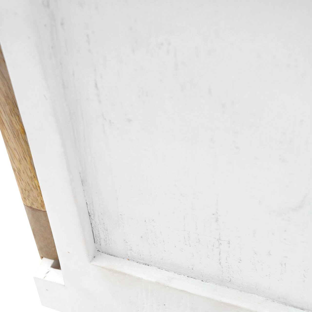 Nahaufnahme eines weißen Couchtischs mit Holzdetails, aus seitlicher Perspektive.