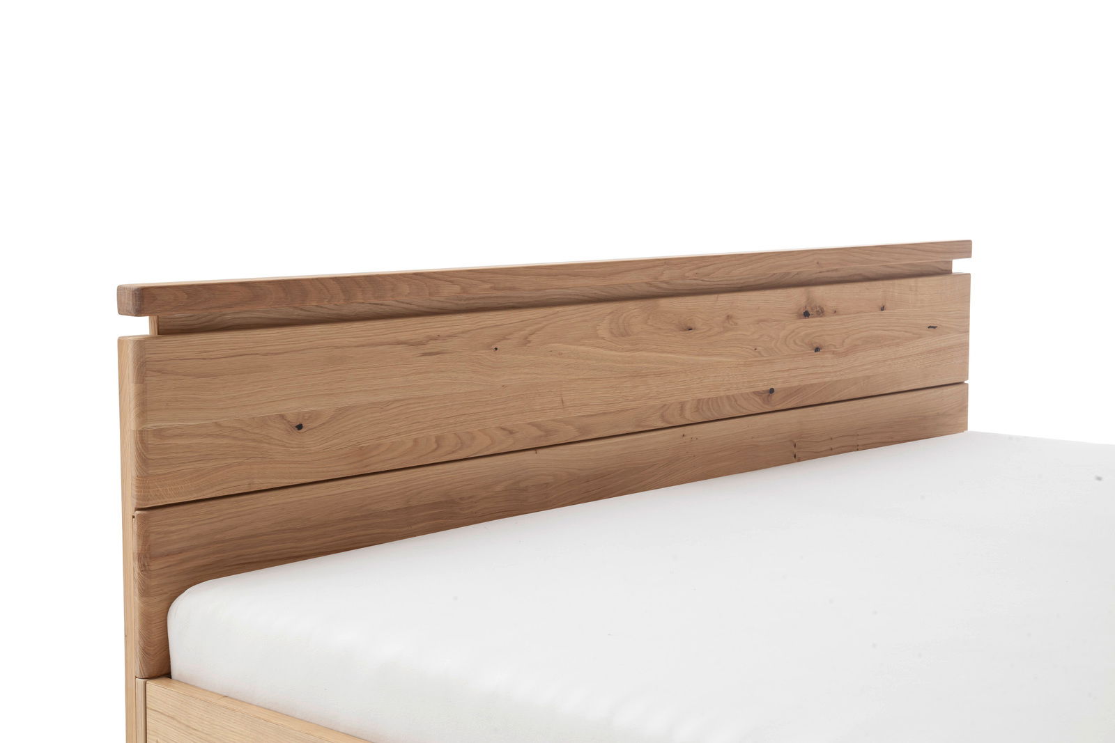 Holzbett mit natürlicher Maserung, seitliche Perspektive