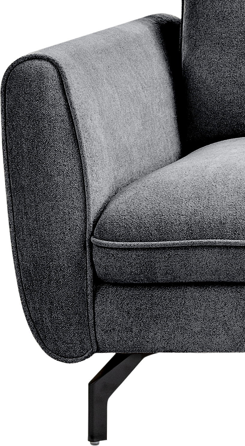 Detailaufnahme eines grauen Polstersessels mit abgerundeter Armlehne, Sitzkissen und schwarzem Metallfuß, seitliche Perspektive