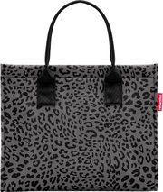 Vooraanzicht van een grijze rechthoekige shopper met zwarte luipaardprint, lange zwarte hengsels en rood reisenthel-label