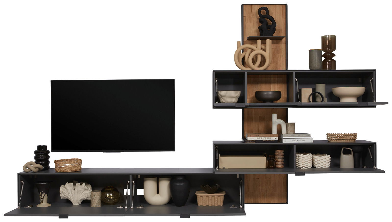 Frontale Ansicht einer modernen Wandkombination mit offenen Regalen, dekorativen Objekten und einem Fernseher.