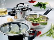 Topf-Set FUSION2+ 5-teilig aus Edelstahl, gefüllt mit frischen Zutaten wie Spargel und Tomaten, in einer modernen Küchenumgebung, seitliche Perspektive.