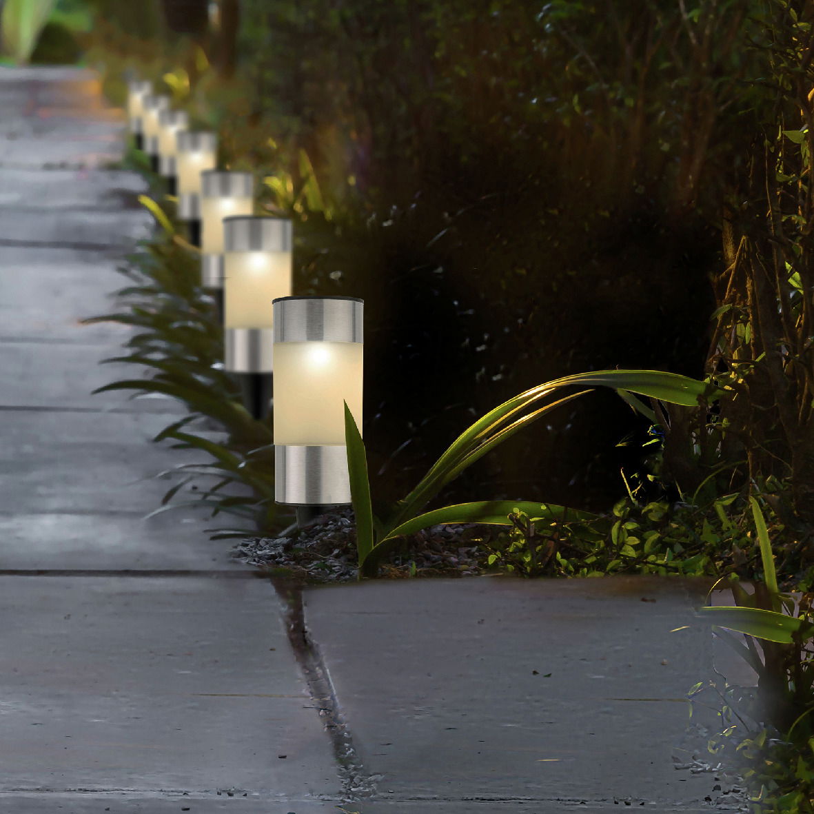Lumineo Solar Stabbeleuchtung 10er-Set Solarbetriebene Stabbeleuchtung aus Edelstahl entlang eines Gartenwegs, seitliche Perspektive