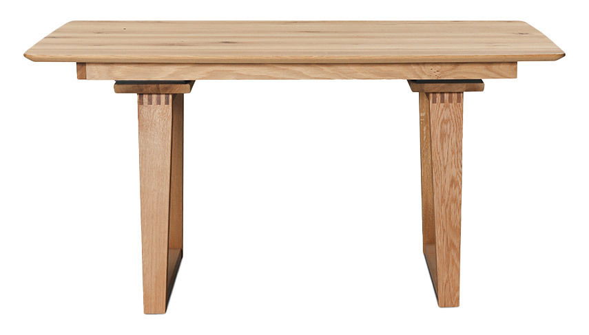 Esstisch aus Holz in frontaler Ansicht mit rechteckiger Tischplatte und stabilen Beinen.