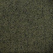 Nahaufnahme eines olivgrünen Stoffes mit diagonaler Webstruktur, von oben betrachtet.