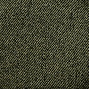 Nahaufnahme eines olivgrünen Stoffes mit diagonaler Webstruktur, von oben betrachtet.