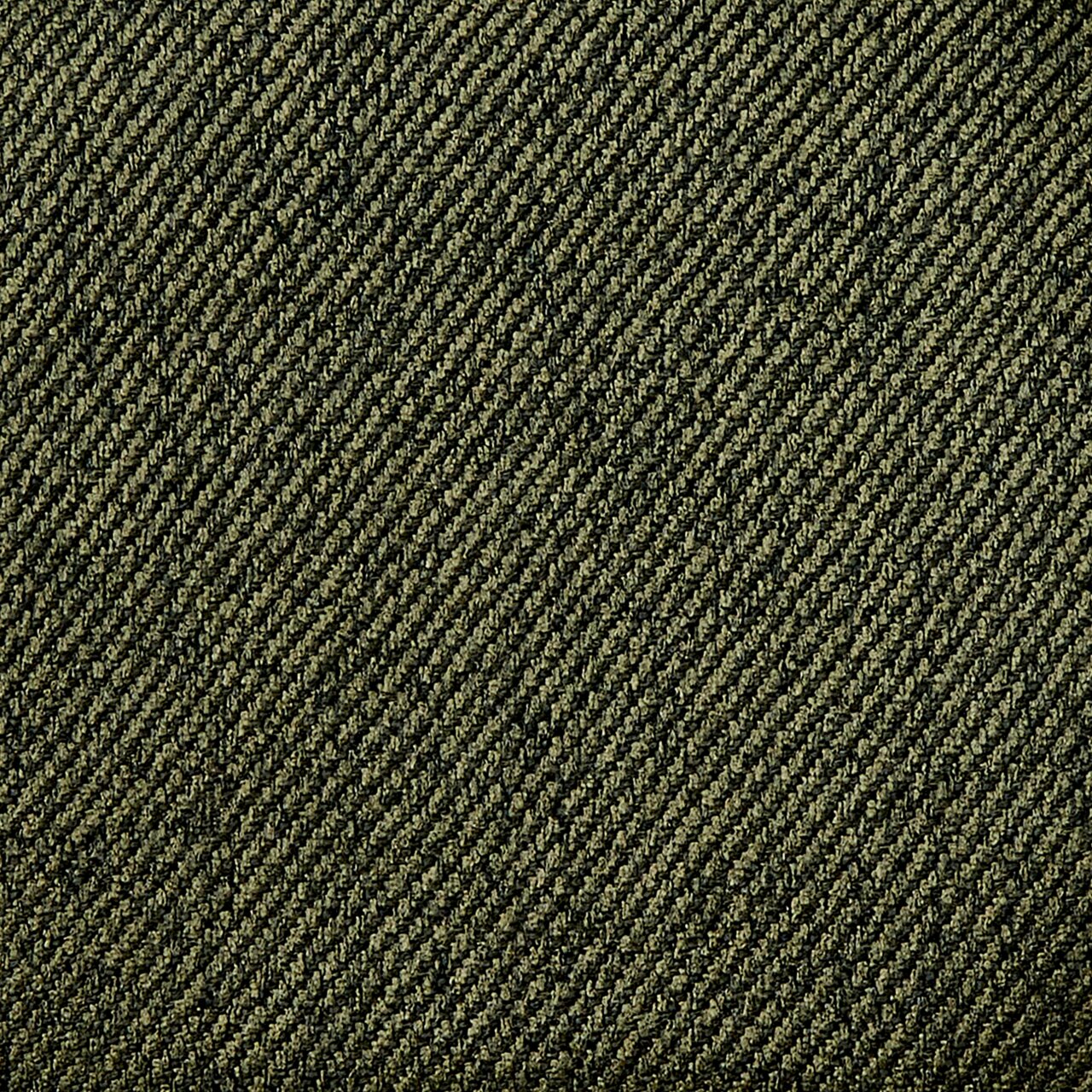 Nahaufnahme eines olivgrünen Stoffes mit diagonaler Webstruktur, von oben betrachtet.