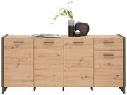 Kommode aus hellem Holz mit vier Türen und einer Schublade, dekoriert mit Vasen und einem Buch, frontal betrachtet.