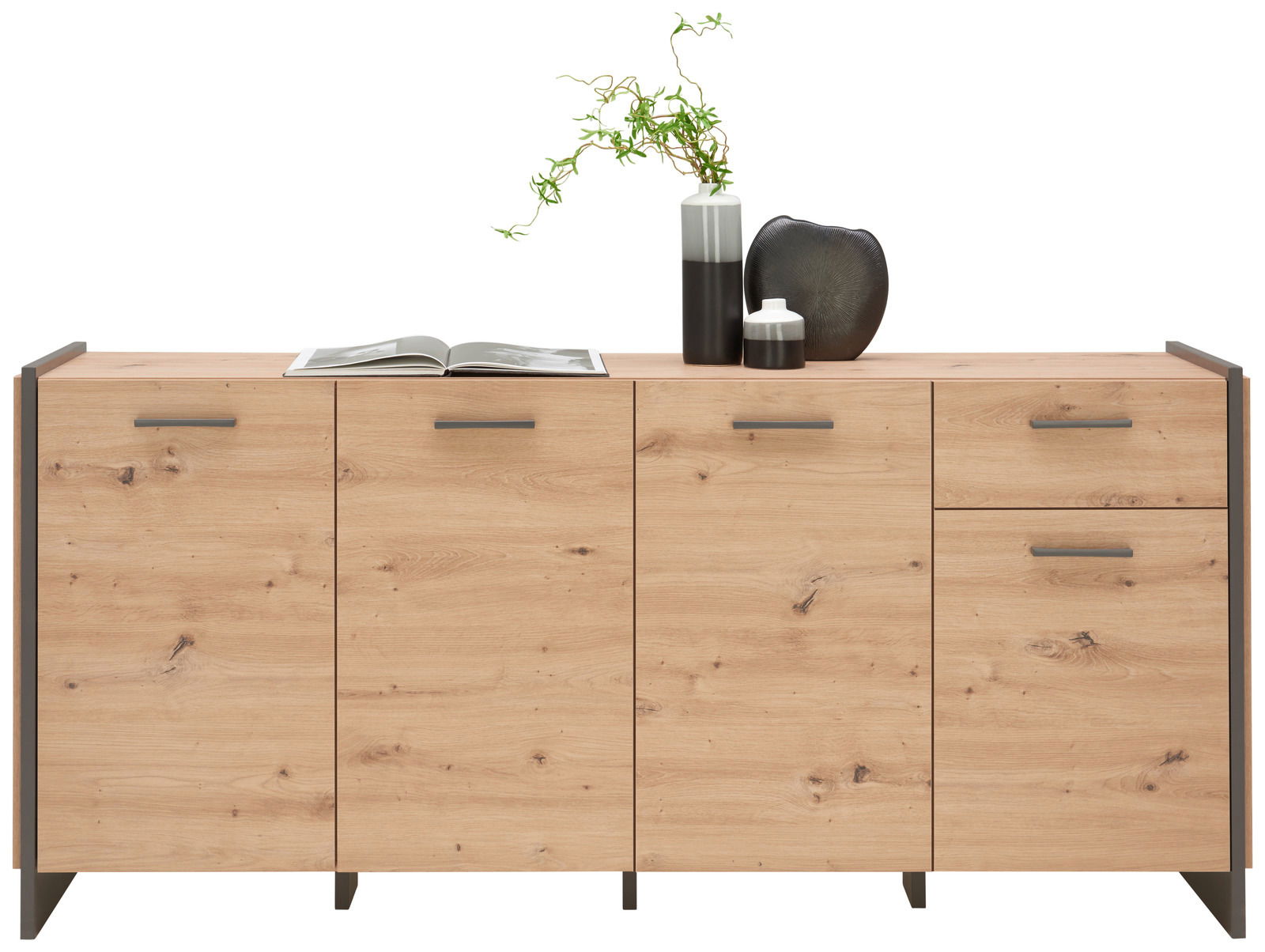 Kommode aus hellem Holz mit vier Türen und einer Schublade, dekoriert mit Vasen und einem Buch, frontal betrachtet.