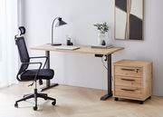 Elektrisches Fußgestell mit Holzschreibtisch, Bürostuhl und Rollcontainer in einem modernen Büro, seitliche Perspektive.