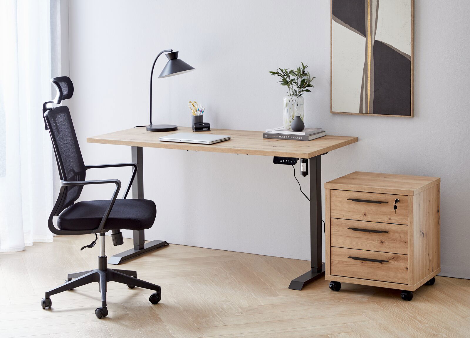 Elektrisches Fußgestell mit Holzschreibtisch, Bürostuhl und Rollcontainer in einem modernen Büro, seitliche Perspektive.