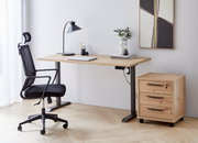 Elektrisches Fußgestell mit Holzschreibtisch, Bürostuhl und Rollcontainer in einem modernen Büro, seitliche Perspektive.