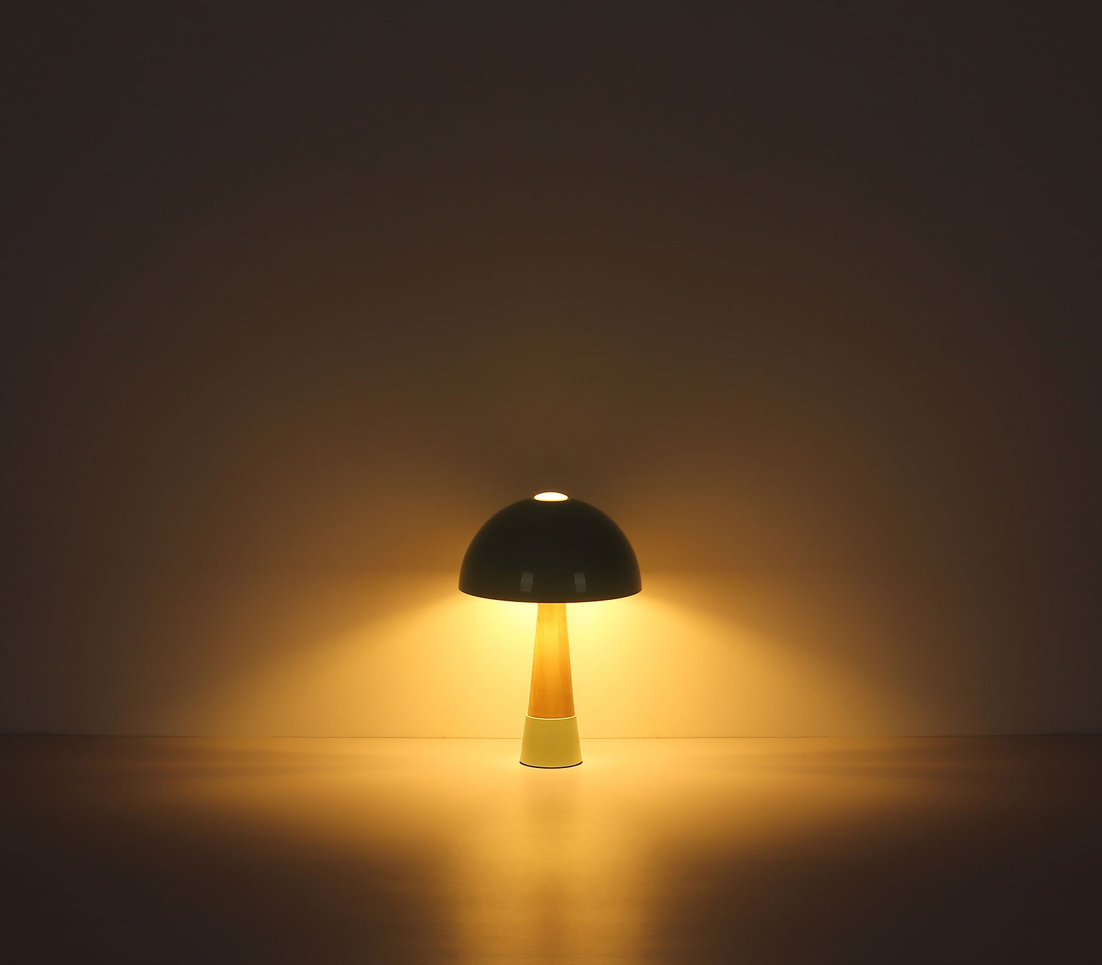 Moderne Tischleuchte mit rundem Schirm, warmes Licht, seitliche Perspektive