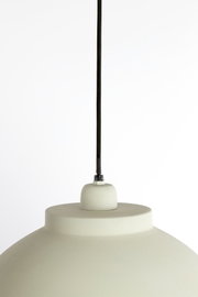Close-up van een hanglamp met een zwarte kabel en een crèmekleurige lampenkap, gezien van bovenaf.