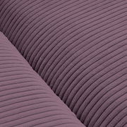 Nahaufnahme eines lila gestreiften Stoffes eines Big-Sofas, Detailansicht der Textur.