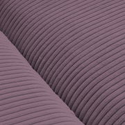 Nahaufnahme eines lila gestreiften Stoffes eines Big-Sofas, Detailansicht der Textur.