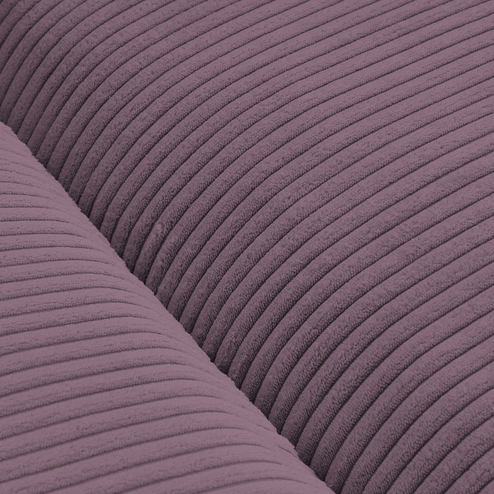 Nahaufnahme eines lila gestreiften Stoffes eines Big-Sofas, Detailansicht der Textur.