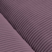 Nahaufnahme eines lila gestreiften Stoffes eines Big-Sofas, Detailansicht der Textur.