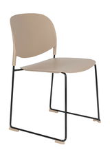 Moderner beige Stuhl mit schwarzem Metallgestell, seitliche Perspektive