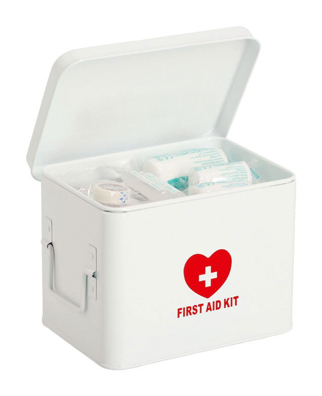 Weiße Medizinbox mit rotem Herz und Kreuz, geöffnet mit sichtbarem Inhalt, aus leicht schräger Perspektive.