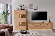 Modernes Wohnzimmer-Set aus hellem Holz mit Vitrine/Highboard mit beleuchteten offenen Fächern und passendem TV-Lowboard unter einem wandmontierten Fernseher, frontal aus leichter Seitenperspektive aufgenommen.