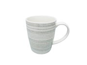 Weiße Tasse mit grauem Streifenmuster, seitliche Perspektive