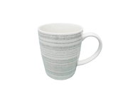 Weiße Tasse mit grauem Streifenmuster, seitliche Perspektive