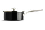 Schwarze Stielkasserolle mit Deckel und langem Griff, seitliche Perspektive