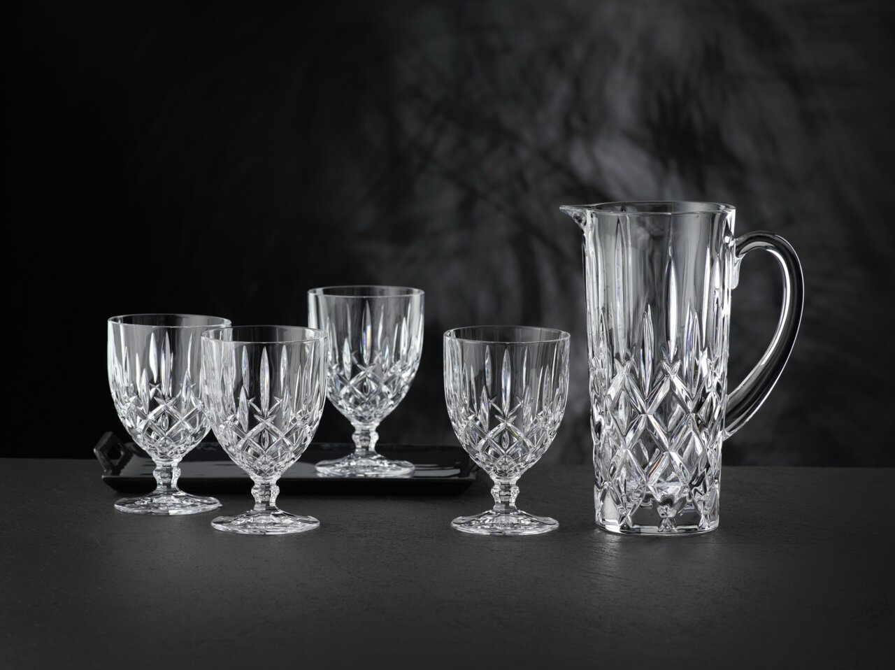 Kristallen servies Noblesse, 5-delig, met vier glazen en een kan, zijaanzicht