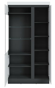 Vitrine breit mit geöffneten Türen, Innenansicht mit mehreren Regalböden, Perspektive von vorne