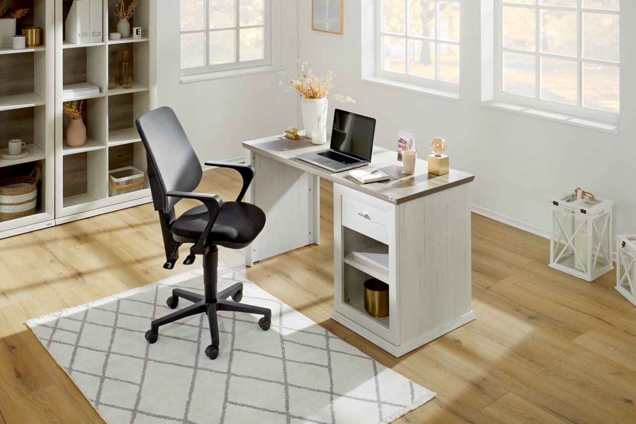 Moderner Schreibtisch in heller Holzoptik mit Laptop und Dekoration, seitliche Perspektive