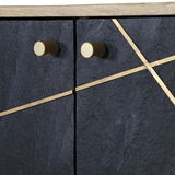 Nahaufnahme einer Kommode mit dunkler, strukturierter Oberfläche und goldenen Griffen sowie diagonalen Zierleisten, von vorne betrachtet.