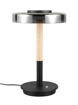 Moderne Tischleuchte Celeste mit rundem, schwarzem Sockel, Holzstiel und flachem, silbernem Lampenschirm, seitliche Perspektive