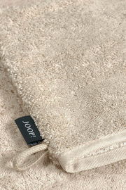 Beiger Waschhandschuh aus Frottee mit schwarzem Joop-Label, Nahaufnahme